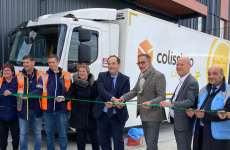 Inauguration du camion électrique moyenne distance aux couleurs de La Poste, propriété des transports drômois Jacky Perrenot.