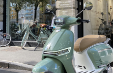 Un scooter électrique conçu, fabriqué et assemblé par Oxygo. La marque bretonne compte 14 modèles sur le marché.