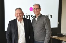Bert van Meer (à dr.), directeur commercial de Topigs Norsvin International, et Rémi Maguer, directeur de Topigs Norsvin France, dans le nouveau siège social de Landerneau.