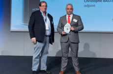 Christophe Bastien, dirigeant de Solaronics ECS, a reçu le prix de l’industrie technologique lors des Trophées de l’industrie 2022.