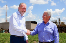 Le groupe nordiste Lesaffre se dote d’une nouvelle usine au Brésil. Jean de Lataillade, président de Lesaffre en Amérique latine (à gauche) avec le Pdg de Cocal Group.