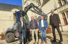 Xavier Larroque, Dg de Propel, et l’équipe de Mecalac présentent une machine électrique pour les chantiers de BTP.