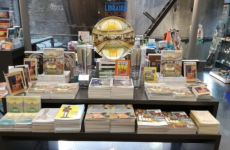 Depuis 2006, La Boutique du Lieu gère la librairie-boutique du musée de La Piscine à Roubaix. Une dizaine d’autres boutiques de musées est tombée dans son portefeuille.