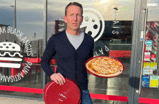 Depuis début 2023, Jérôme Bonici, le créateur de la franchise Pizza Bonici, propose à ses clients une boîte à pizza réutilisable et recyclable.