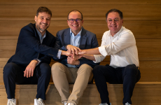 Le PDG fondateur de MV Group Olivier Méril (à droite) lance We Feel Good, avec les fondateurs de Happy to meet you (François Gougeon et Florent Letourneur).
