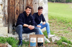 Guillaume Lavastre (27 ans) et Aymeric Mendez (26 ans), anciens étudiants en pharmacie industrielle à Grenoble, ont créé l'entreprise de compléments alimentaires pour sportifs Protéalpes en 2020.