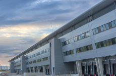 Les secteurs stratégiques du fret (ici à l'image, le "Nouveau Cargo Terminal" inauguré en 2014) et de l’industrie se sont montrés robustes à l’EuroAirport, en 2022.