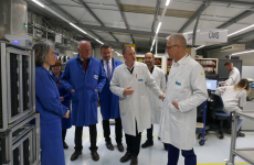 À gauche, Bruno Picquart, PDG du groupe Agôn Electronics, et Florent Desvignes, directeur général de l’usine FEDD en Dordogne, lors de la visite des élus de la Région en mars 2023.