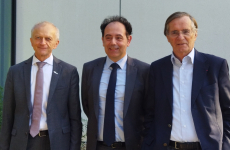 De gauche à droite : Michel Deneken, président de l’Université de Strasbourg, Michaël Galy, directeur des hôpitaux universitaires de Strasbourg, Régis Bello, président de la Fondation de l’Université de Strasbourg.