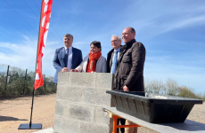 La première pierre du chantier a été posée jeudi 16 mars, en présence de Stéphane Gigou, le président du groupe Trigano, d’Anne Beauchef, conseillère régionale, d’Olivier Compain, sous-préfet de Mamers, et de Frédéric Beauchef, le maire.