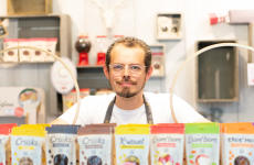 Le chocolatier confiseur Thierry Court a lancé Les petits bonheurs en 2016 en misant sur la fabrication artisanale de confiseries. Son atelier grenoblois va déménager à Apprieu dans une nouvelle usine