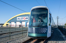 Le tramway qui roulera prochainement à Nantes est en test sur le site d’Aytré.