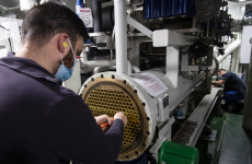 Les mécaniciens du secteur auxiliaire de la frégate multi-missions Auvergne effectuent une maintenance trimestrielle sur la frigo-air. Le vendredi 04 Décembre 2020, au large de Toulon.