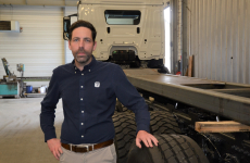 Adrien Martin, fondateur de MC Techs, a conçu le faux-châssis en cours de montage sur le camion chez son partenaire TCM.
