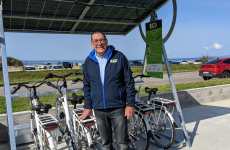 Fonctionnant uniquement à l’énergie solaire, les racks autonomes de location de vélos électriques de Patrick Villafranca offrent une grande liberté d’installation, comme ici aux abords de la plage de Lestrevet, à Plomodiern.