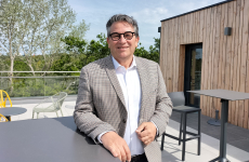 Jean-François Vigneron, directeur général de Finistère Assurance sur la terrasse du nouveau siège de l’entreprise à Quimper.