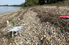 Le drone équipé de capteurs communicants couplés à de la captation visuelle, trace les mobilités des déchets sur les berges de la Seine selon les conditions de marée et de débit du fleuve.