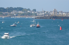 Saint-Malo, au loin, est l’un des hauts lieux du tourisme breton.