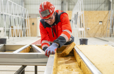 Sogea Atlantique BTP a ouvert une usine de préfabrication pour la rénovation énergétique de 296 logements du bailleur Maine-et-Loire Habitat.