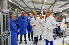 À gauche, Bruno Picquart, PDG du groupe Agôn Electronics, et Florent Desvignes, directeur général de l’usine FEDD en Dordogne, lors de la visite des élus de la Région en mars 2023.