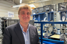 Frédéric Guiral de Haas, l’un des trois repreneurs de la manufacture, devant l’un des derniers investissements en date de la Sodopac, une troisième machine de fabrication de semelles en mousse polyuréthane expansé.