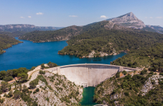 Le Barrage de Bimont, au cœur de l’aménagement hydraulique du canal de Provence, permet l’alimentation en eau de plusieurs communes de la région aixoise et l’irrigation de 8 000 hectares.