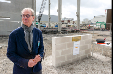 Le président d’Unither, Eric Goupil, lors de la pose de la première pierre du futur bâtiment de 6 000 m ².