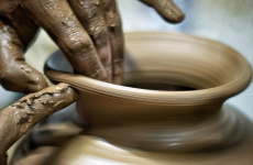 Pour fabriquer ses jarres, Oyas Environnement s’appuie sur un réseau de céramistes basés autour de Saint-Jean-de-Fos.