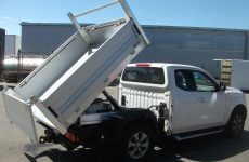 Resma fabrique une gamme d’équipements pour poids lourds et véhicules urbains, tels que des bennes ou des plateaux.