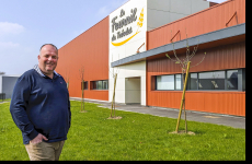 Vincent Delanoë devant la nouvelle usine du Fournil de Tréodet, l’entreprise qu’il a créée en 2015.