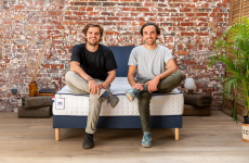 Félix Hannicotte et Cédric Mathon (à droite) ont repris MT Sommeil en 2019. Ils ont lancé la marque Bonnuit en 2020.