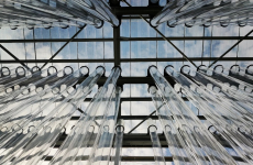 Inblue installe 520 photobioréacteurs de 8 mètres de hauteur pour cultiver la spiruline dans son usine de Mèze.