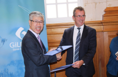 Lim See Wah, PDG d’Hyphens Group, et Pierre-Eric Dauxerre, directeur général des Laboratoires Gilbert, lors de la signature du partenariat à Caen.