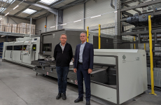 Bruno Dansette et Franck Esclapez, respectivement responsable de production et PDG de Villard Médical, devant le nouveau combiné laser de l’usine de Neuville-sur-Sarthe. À droite, le magasin à huit plateaux qui alimente la machine en tubes et tôles.