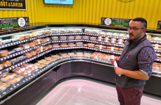 Le directeur du nouveau supermarché Match de Malzéville, Kévin Auburtin, devant le rayon "plat préparé" du magasin.