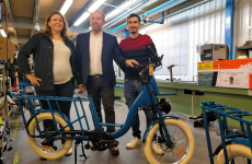 Amélie Guicheney et Jacques Bonneville, cofondateurs de Gaya, et Frédéric Lucas, dirigeant d’Arcade Cycles, collabore pour assembler le vélo électrique de Gaya en Vendée.