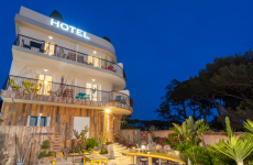 L'Hôtel Almanarre plage, à Hyères, réactualise chaque année son "étiquette environnementale". Il a obtenu la note A, résultat d'un audit indépendant.