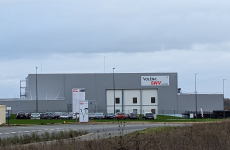 La nouvelle plateforme logistique SNV à Louverné, représente pour le groupe LDC un investissement de seize millions d’euros. En activité depuis début novembre, elle permet d’articuler les flux entre ses différents sites, dont cinq usines en Mayenne et deux autres géographiquement très proches.