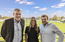Laurent Girard, directeur général de SBV et Anne-Lise Clavel, en charge de la communication et du marketing, confirment l’engagement de l’entreprise auprès du Rugby Club de Vannes représenté par Jordan Roux.