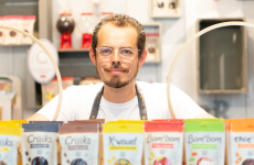 Le chocolatier confiseur Thierry Court a lancé Les Petits Bonheurs en 2016 en misant sur la fabrication artisanale de confiseries. Il a inauguré cet automne un nouveau site de production.