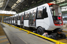 Les 27 rames de 52 mètres de long, pilotées par un nouveau système de guidage automatique, auraient dû être livrées pour le métro de Lille en 2016, puis en avril 2023 par Alstom.