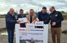 Les dirigeants des groupes coopératifs agricoles CAL et Lorca ont entouré le maire de Saint-Nicolas-de-Port, Luc Binsinger, pour poser la première pierre du magasin La Maison Point Vert.