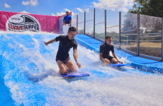 Baptisé "la Playce", le parc de loisirs couvert du groupe Nicot qui ouvrira ses portes fin janvier à Quimper abritera notamment un simulateur de surf comprenant une vague artificielle.