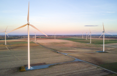 IEL compte 17 parcs éoliens et 16 parcs photovoltaïques actifs dans le Grand Ouest. Ici le parc de Nieul-sur-l’Autise et Xanton-Chassenon, en Vendée.