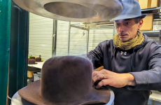 Modelage à chaud d’un chapeau en feutre, dans les Ateliers Fernand Robert, en Sarthe.