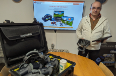 Philippe Carrez présente les valises de casques virtuels, autre produit commercialisé par Explorations360.