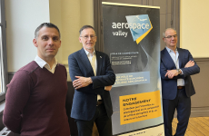 Yoann Ducuing, Bruno Darboux et Eric Giraud, respectivement directeur délégué du pôle formations, président et directeur général du pôle de compétitivité Aerospace Valley.