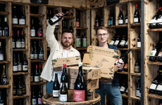 Anthony Gachet (à gauche) et Clément Chevrier ont misé sur les bienfaits du vin naturel et l’attrait grandissant pour ce type d’alcool pour lancer leur cave en ligne 100 % dédiée à ces vins naturels.