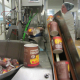 Ligne de production des yaourts emprésurés au chocolat de la laiterie Malo, à Saint-Malo