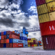 Containers dans un port sous un ciel nuageux.